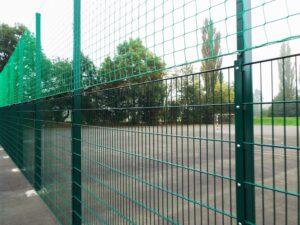 Ballfangnetzanlage mit Doppelstabmatte