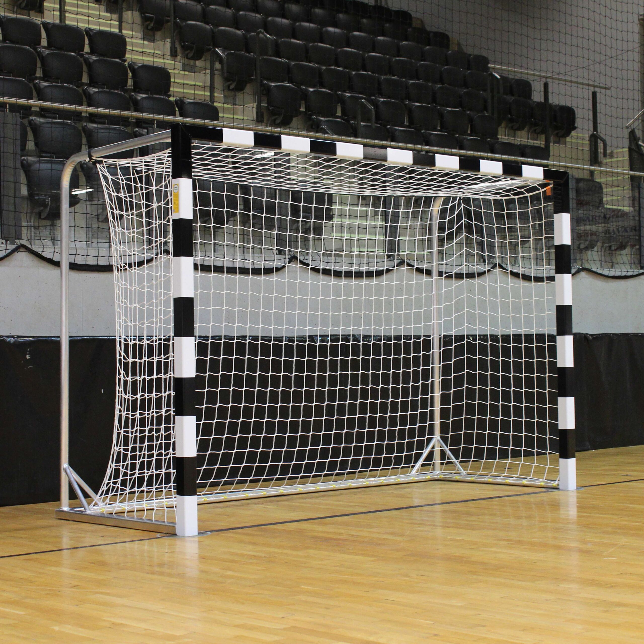 Handballtor mit beklebtem Torrahmen